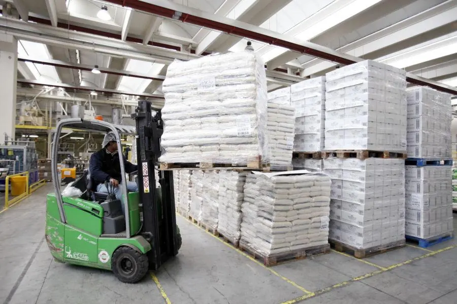 Forklift moving a palletized load of stacked sacks through a plant, illustrating traceable pallet handling in the ePallet network